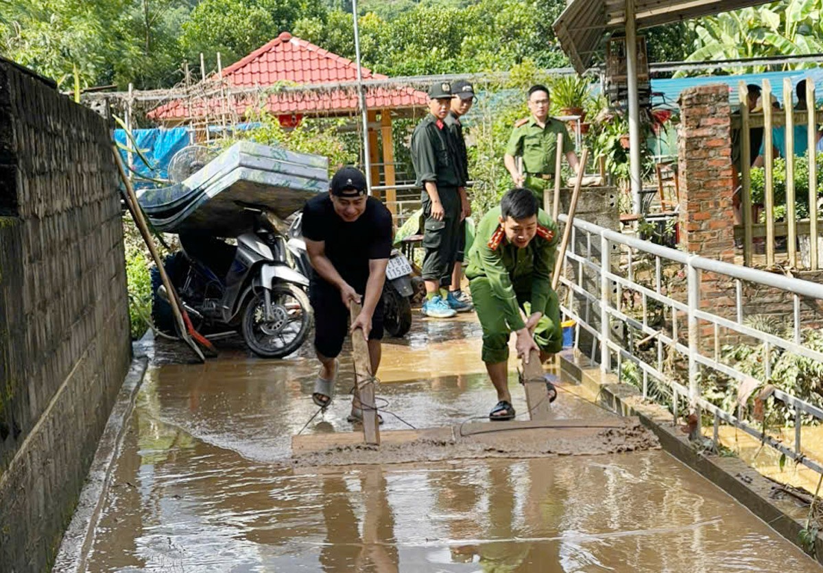 Lực lượng chức năng hỗ trợ người dân khắc phục hậu quả mưa lũ. z6845341544807-ccd7f618c5b893ae49a09702c21a9ddf.jpg