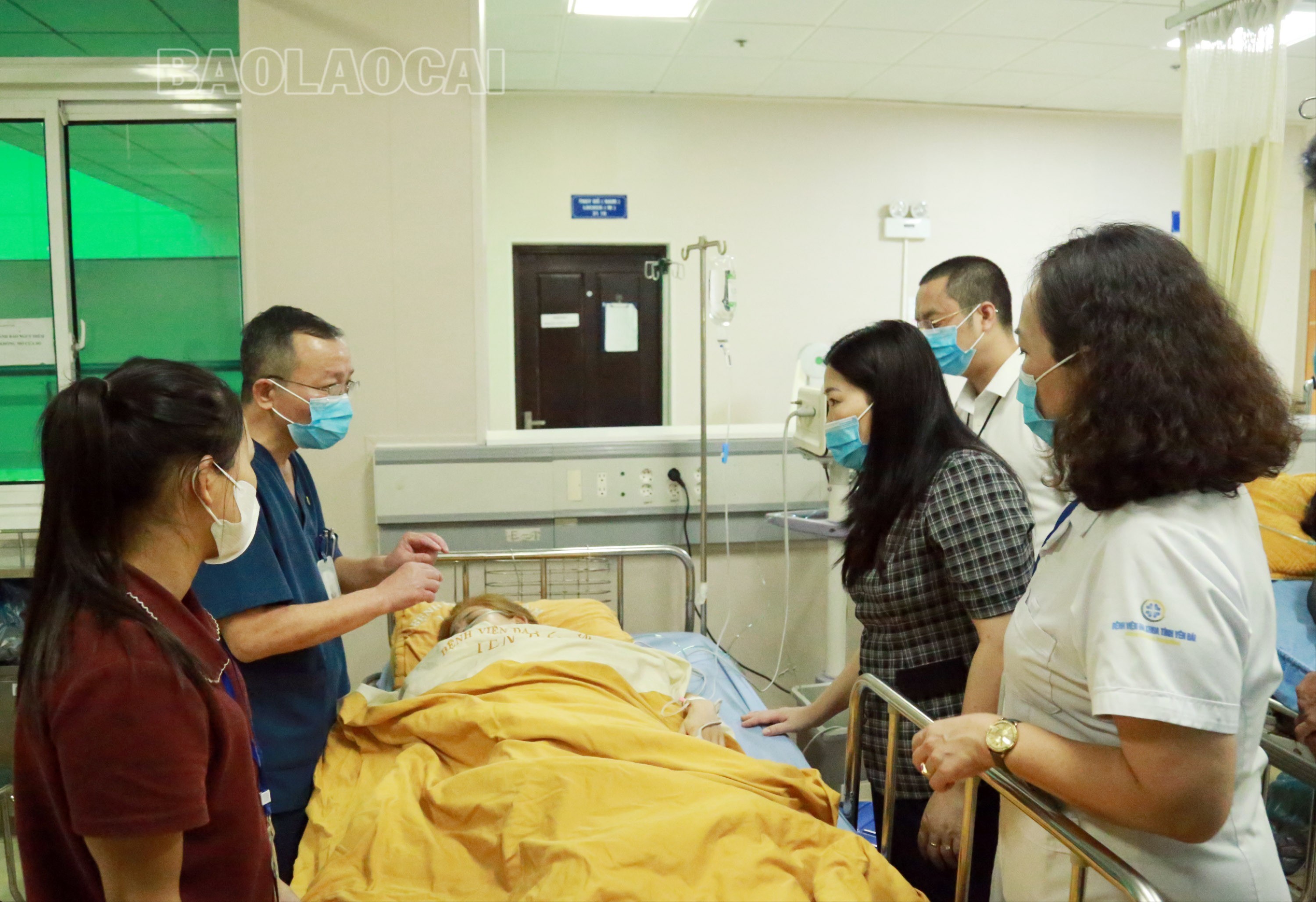 Phó Chủ tịch UBND tỉnh Vũ Thị Hiền Hạnh yêu cầu các y, bác sỹ, Bệnh viên Đa khoa số 1 tỉnh tập trung cấp cứu, điều trị cho các nạn nhân với điều kiện tốt nhất. img-0459-3930.jpg