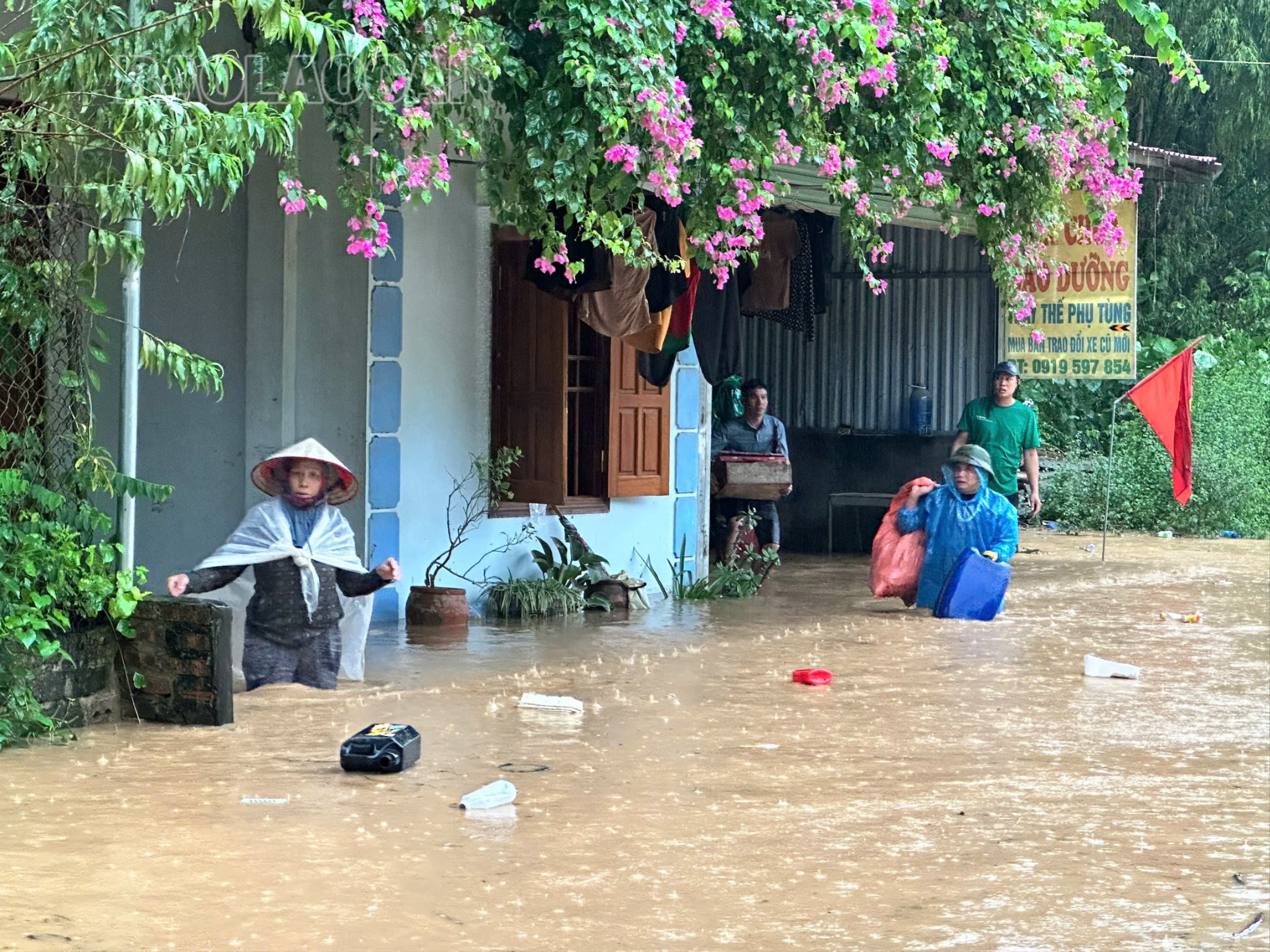 Nhiều khu dân cư bị ngập úng gây chia cắt giao thông.