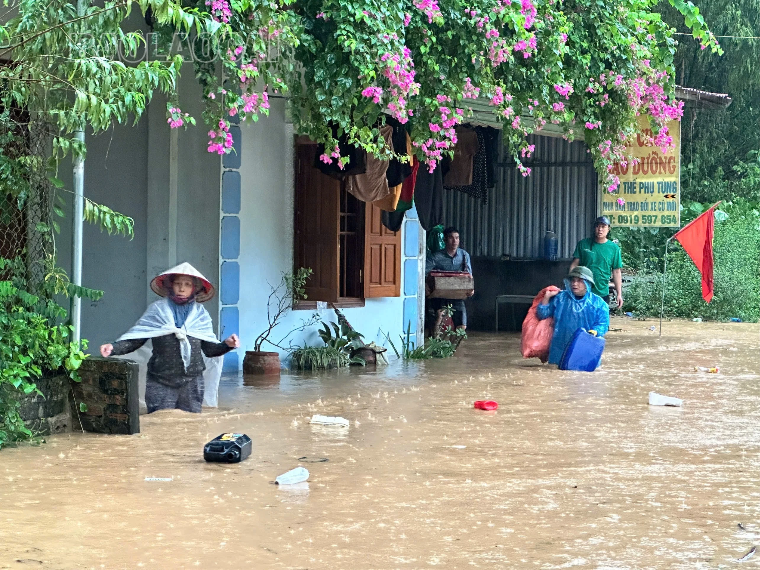 Nhiều khu dân cư bị ngập úng gây chia cắt giao thông.