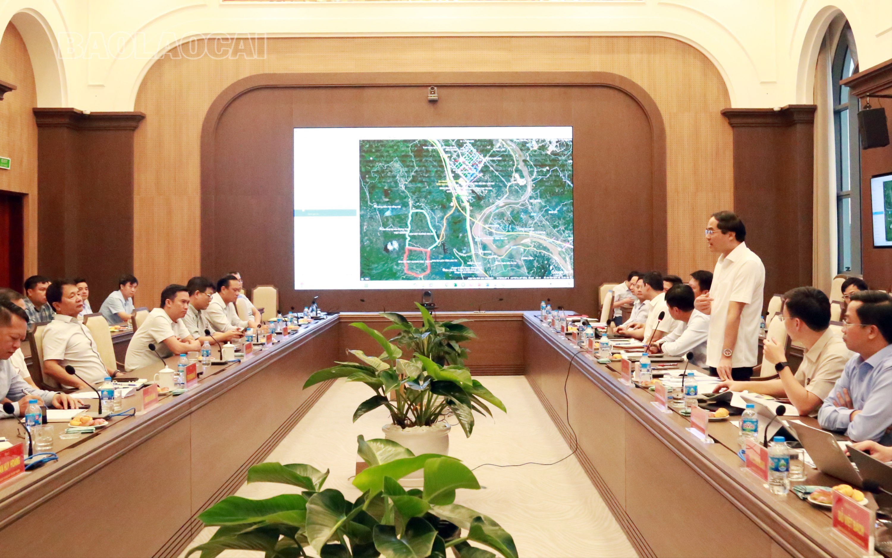 Quang cảnh buổi làm việc. img-0295-3866.jpg