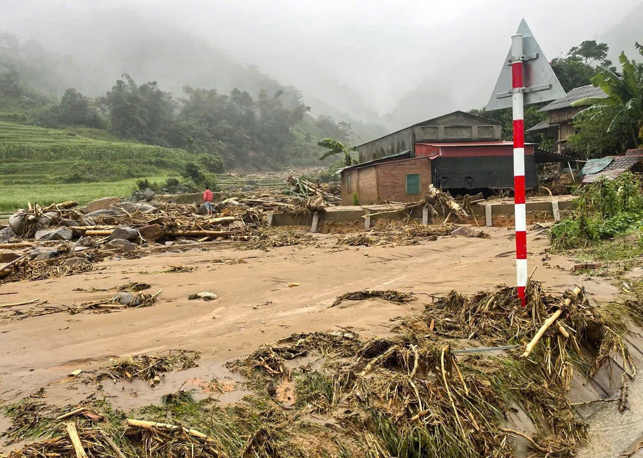 Mưa lũ do hoàn lưu bão số 10 gây thiệt hại lớn về nhà ở của người dân và công trình hạ tầng. (Trong ảnh: lũ quét qua thôn Trung tâm, xã Dương Quỳ). z7079784152073-775d8aae3a19a6d5e5ff6e80ca1accc3.jpg