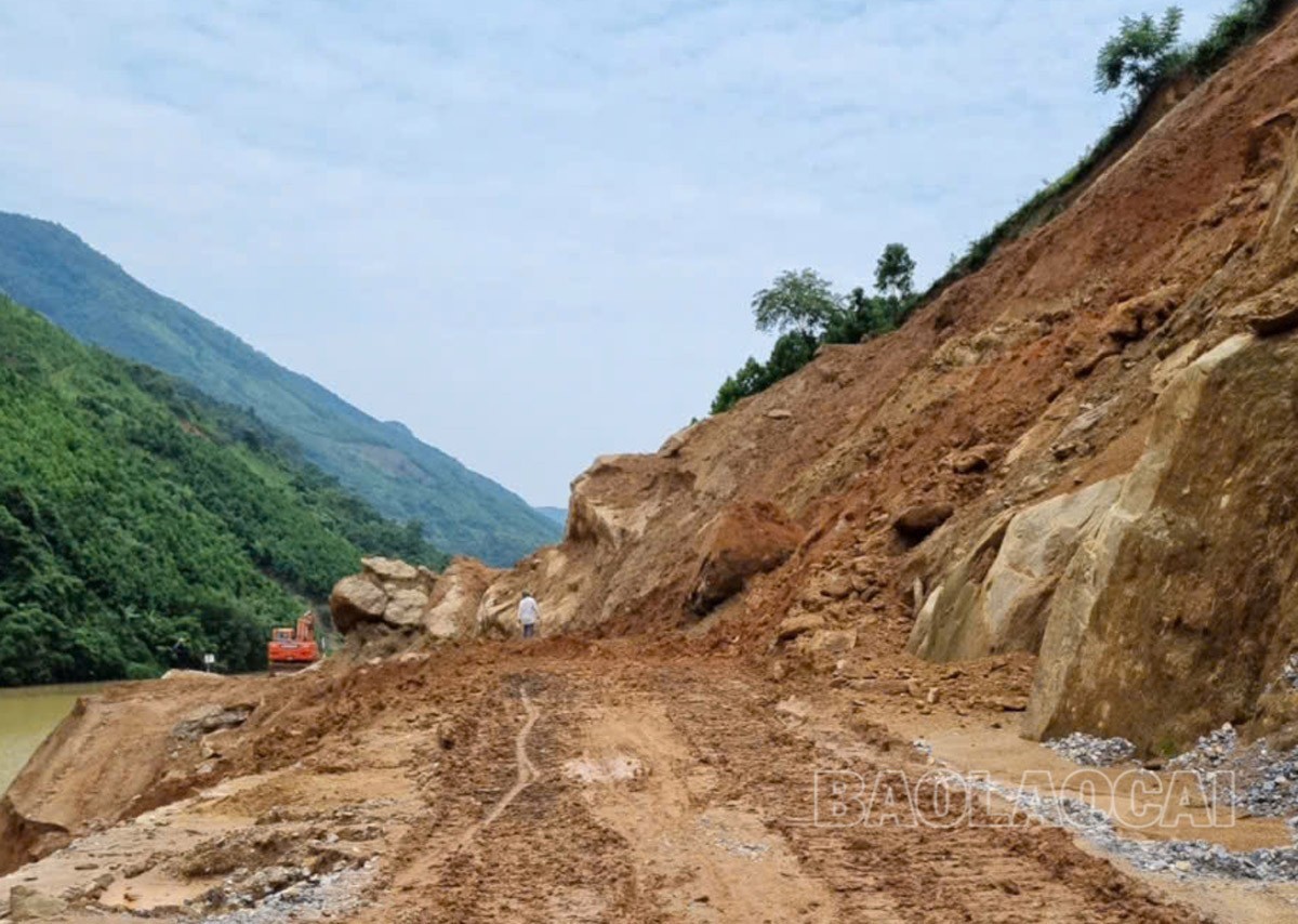 Dù đã thông xe bước 1 nhưng nguy cơ sạt lở vẫn rất cao nên người dân cần nâng cao cảnh giác khi lưu thông qua điểm sạt lở. z6694346357651-d5fd5def639950b2d2d25d85dacdc976-8182.jpg