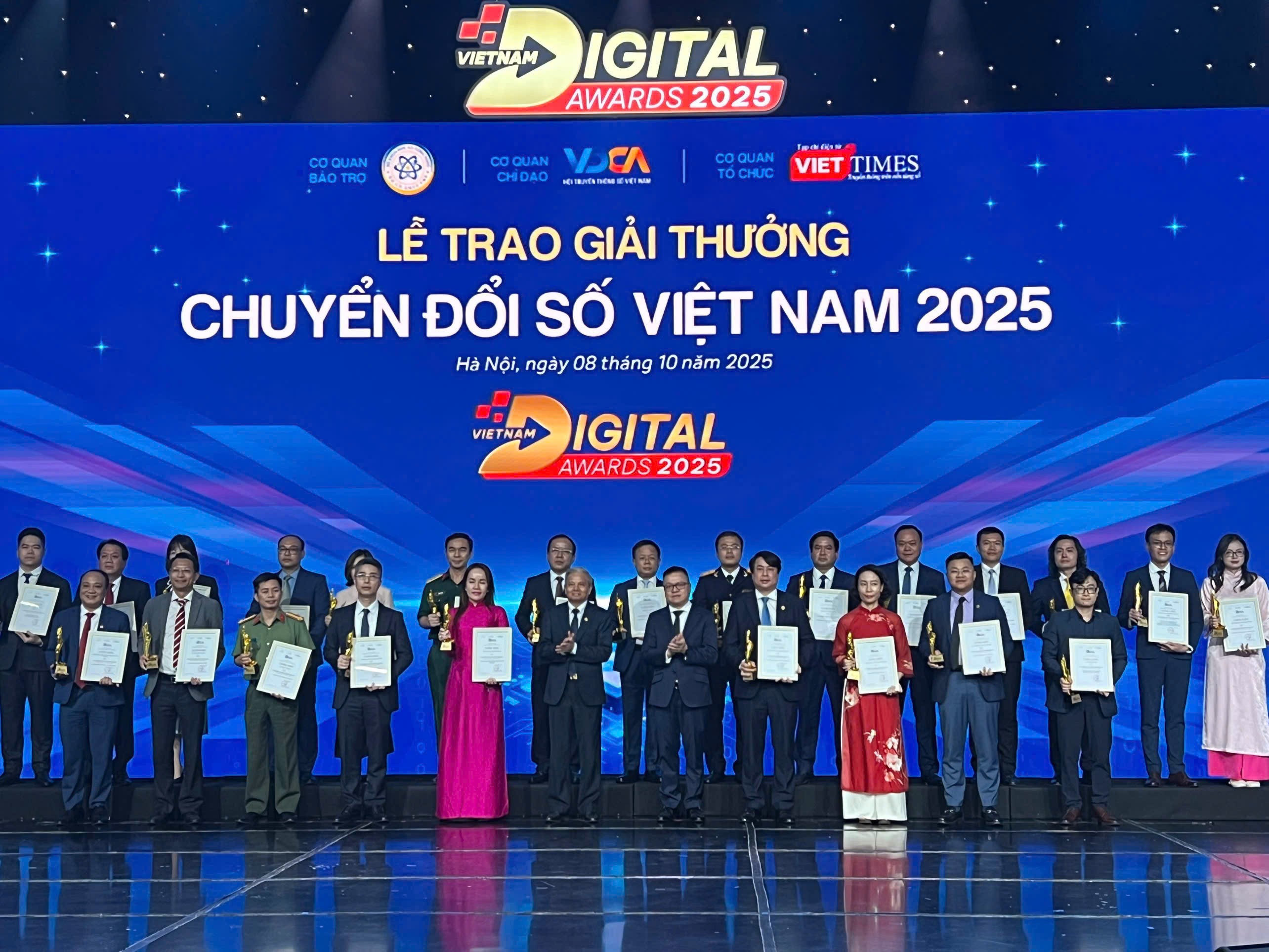 Đại diện các cơ quan, đơn vị nhận giải tại Lễ trao giải thưởng chuyển đổi số Việt Nam VDA 2025. Ảnh: Minh Đức z7095276035718-47936a594395f3bd3f0979acf3d6a825.jpg