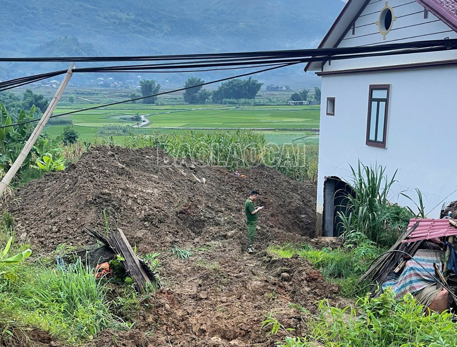 Nhà của ông ông Đàm Văn Liên, thôn Tông Pháy bị đất đá sạt vào gây hư hỏng nặng. z6775942766997-8038ac50b9bbc734a01ef6cc09d02927-5217.jpg