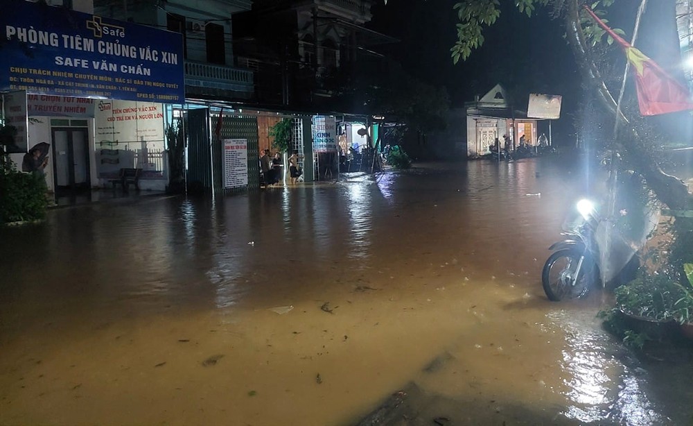 Văn Chấn: Mưa to kéo dài gây lũ lớn, ngập sâu nhiều khu vực ở xã Cát Thịnh ảnh 2 Văn Chấn: Mưa to kéo dài gây lũ lớn, ngập sâu nhiều khu vực ở xã Cát Thịnh ảnh 2