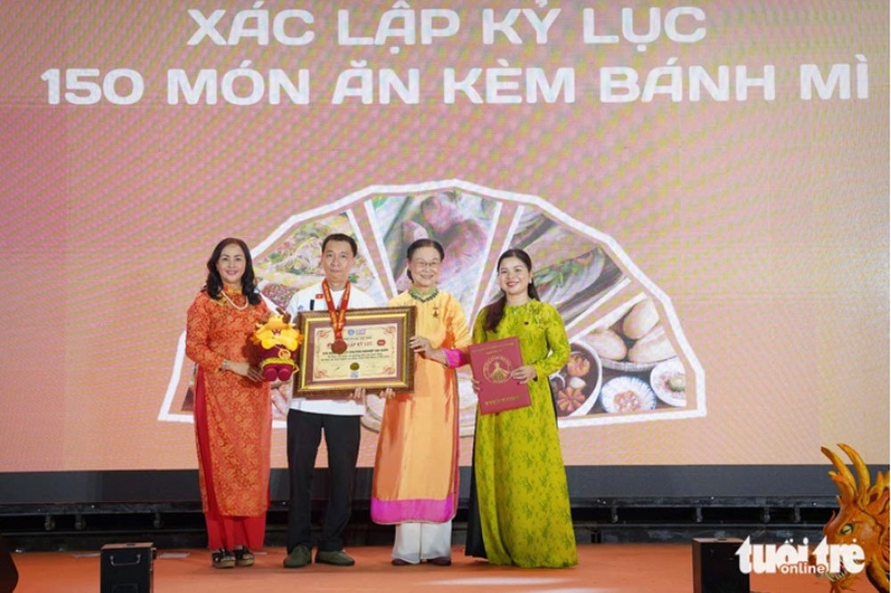 Xác lập kỷ lục Việt Nam 150 món ăn kèm bánh mì ảnh 1 Xác lập kỷ lục Việt Nam 150 món ăn kèm bánh mì ảnh 1
