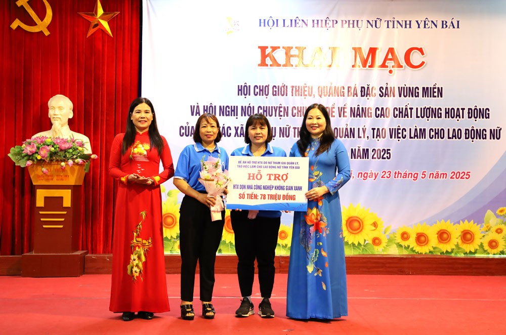 Hội chợ giới thiệu, quảng bá đặc sản vùng miền và Hội nghị nói chuyện chuyên đề về hợp tác xã do nữ làm chủ ảnh 1 Hội chợ giới thiệu, quảng bá đặc sản vùng miền và Hội nghị nói chuyện chuyên đề về hợp tác xã do nữ làm chủ ảnh 1