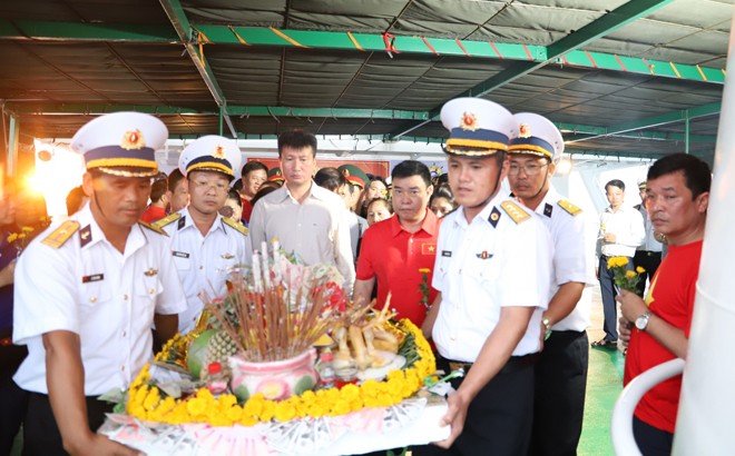 Đoàn công tác số 12 hoàn thành nhiệm vụ thăm, động viên quân dân Trường Sa ảnh 6 Đoàn công tác số 12 hoàn thành nhiệm vụ thăm, động viên quân dân Trường Sa ảnh 6