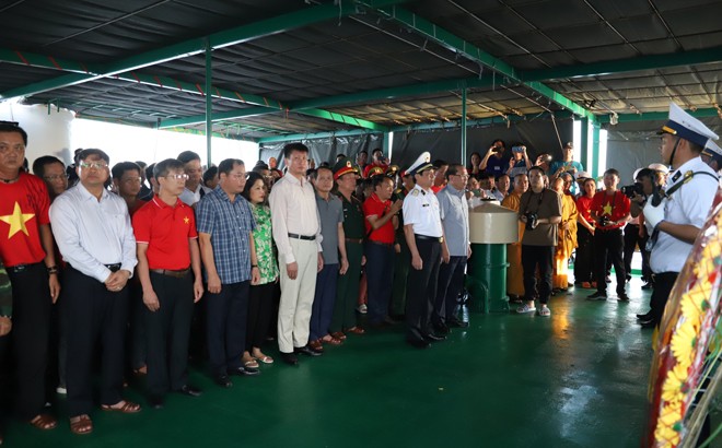 Đoàn công tác số 12 hoàn thành nhiệm vụ thăm, động viên quân dân Trường Sa ảnh 5 Đoàn công tác số 12 hoàn thành nhiệm vụ thăm, động viên quân dân Trường Sa ảnh 5