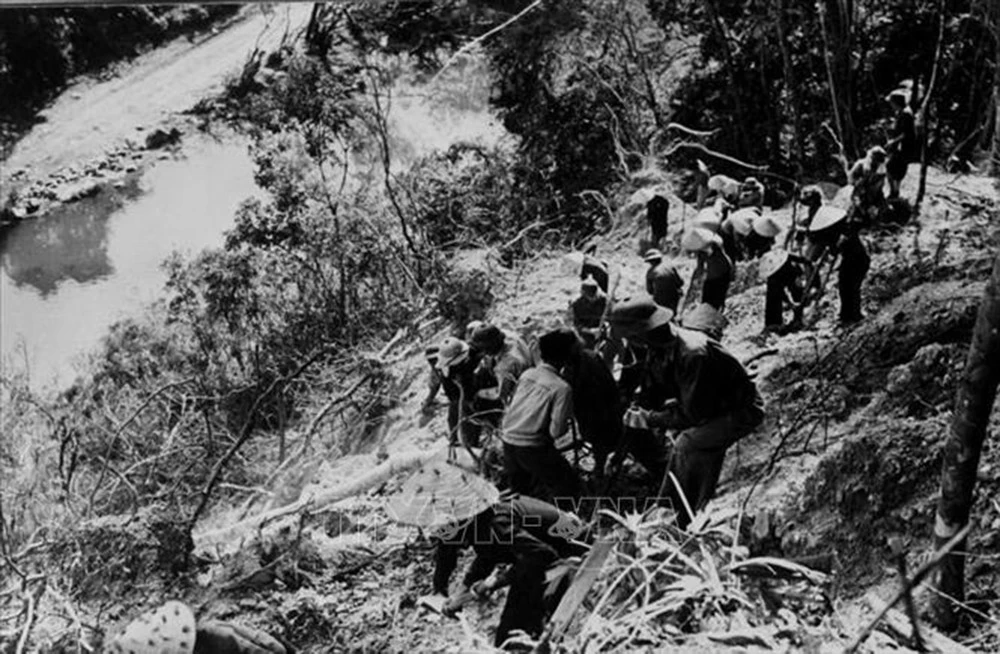 65 năm mở đường Hồ Chí Minh: Nhớ thời "xẻ dọc Trường Sơn đi cứu nước" ảnh 1