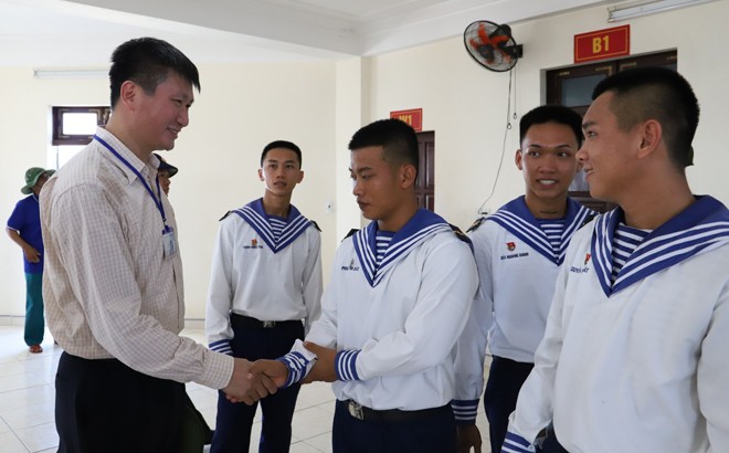 Đoàn công tác số 12 hoàn thành nhiệm vụ thăm, động viên quân dân Trường Sa ảnh 1 Đoàn công tác số 12 hoàn thành nhiệm vụ thăm, động viên quân dân Trường Sa ảnh 1