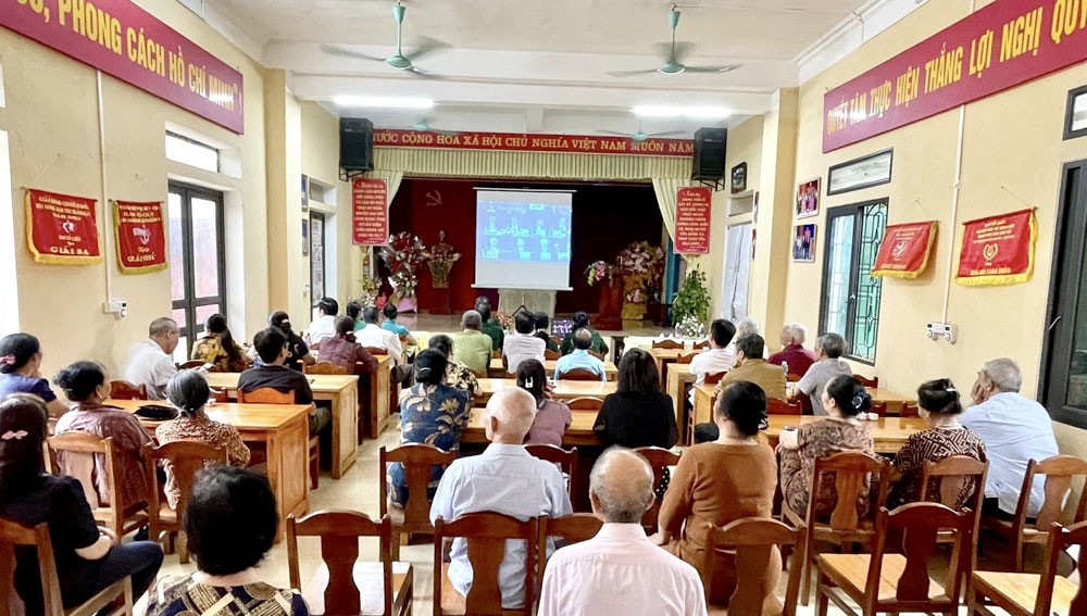 Người dân Yên Bái xem truyền hình trực tiếp Lễ kỷ niệm 70 năm Chiến thắng lịch sử Điện Biên Phủ: Tự hào và xúc động thiêng liêng ảnh 3 Người dân Yên Bái xem truyền hình trực tiếp Lễ kỷ niệm 70 năm Chiến thắng lịch sử Điện Biên Phủ: Tự hào và xúc động thiêng liêng ảnh 3