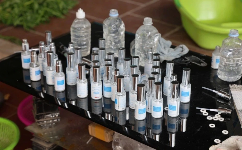 Khởi tố chủ cơ sở sản xuất mỹ phẩm giả, thu lời bất chính 6 tỷ đồng ảnh 1