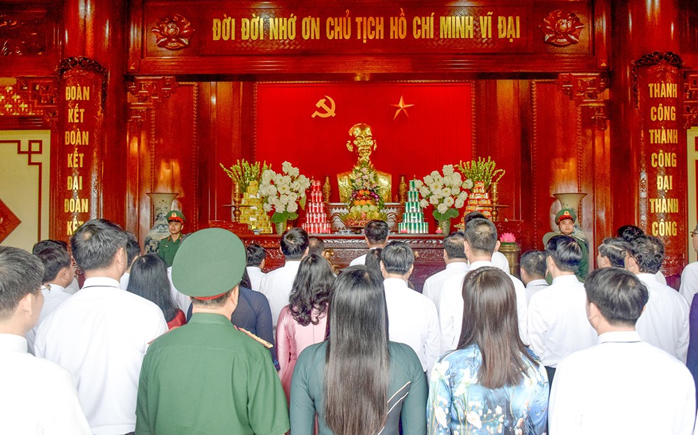 Các đồng chí lãnh đạo tỉnh dâng hương tại Khu tưởng niệm Chủ tịch Hồ Chí Minh nhân Kỷ niệm 135 năm Ngày sinh Chủ tịch Hồ Chí Minh ảnh 2