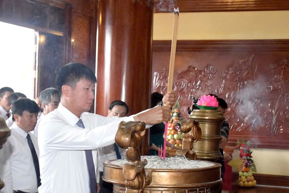 Các đồng chí lãnh đạo tỉnh dâng hương tại Khu tưởng niệm Chủ tịch Hồ Chí Minh nhân Kỷ niệm 135 năm Ngày sinh Chủ tịch Hồ Chí Minh ảnh 1