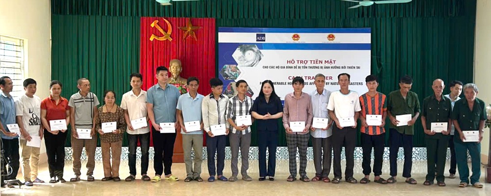 Bộ Nông nghiệp và Môi trường trao kinh phí hỗ trợ sửa chữa, xây nhà cho các hộ bị ảnh hưởng bão số 3 ảnh 1