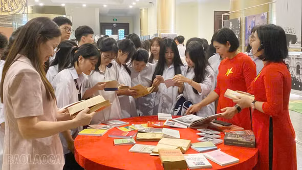 Trưng bày chuyên đề “Rạng rỡ tên Người” - Giáo dục truyền thống, lan tỏa giá trị Hồ Chí Minh