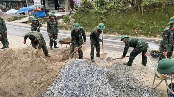 Trung đoàn 254 giúp xã Pha Long xây dựng nông thôn mới