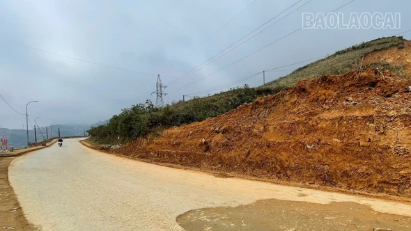 Đã hót đất đá, mở rộng mặt đường tại các điểm sạt lở trên Tỉnh lộ 152