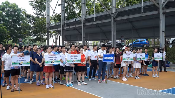 Hơn 200 vận động viên tham gia Giải Pickleball phường Cam Đường 