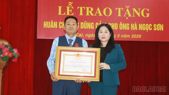 Trao Huân chương Dũng cảm cho ông Hà Ngọc Sơn