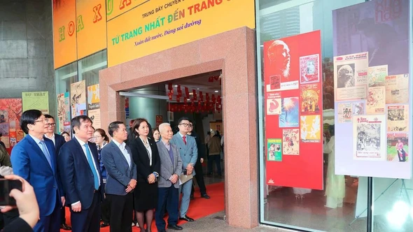 Giới thiệu bìa báo Xuân tiêu biểu qua các thời kỳ bằng trưng bày đa phương tiện