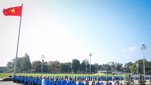 Đoàn đại biểu tham dự Đại hội Công đoàn Việt Nam lần thứ XIV vào Lăng viếng Chủ tịch Hồ Chí Minh