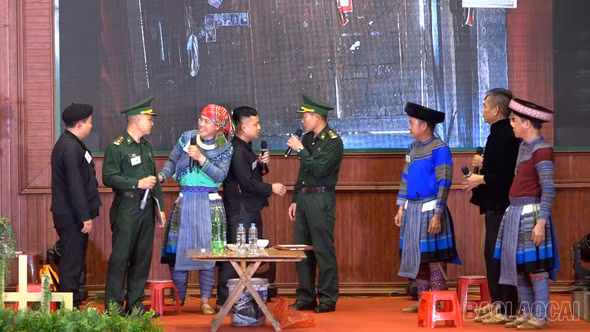 Người dân biên giới Y Tý hào hứng học kỹ năng số và pháp luật qua sân khấu hóa