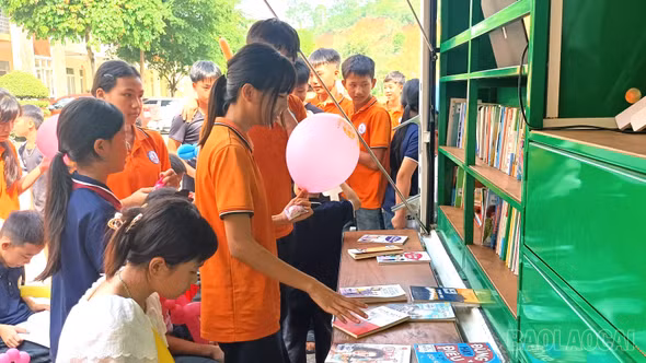 Trịnh Tường lan tỏa văn hóa đọc, trao tặng tủ sách cho cộng đồng vùng biên