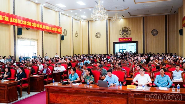 Thuế cơ sở 7 tỉnh Lào Cai tuyên truyền chính sách mới cho hơn 400 hộ, cá nhân kinh doanh