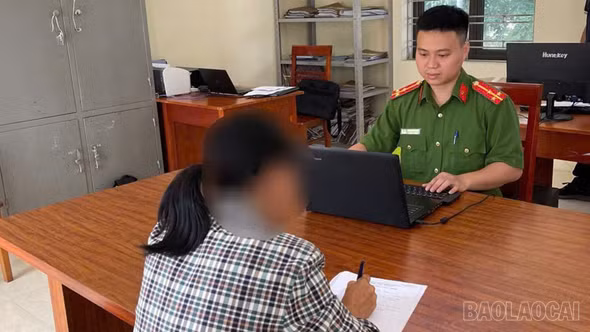 Xử phạt 750.000 đồng người phụ nữ vứt rác thải bừa bãi tại xã Khánh Hòa