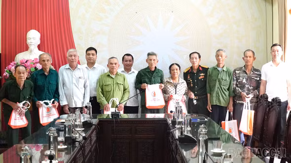 Lào Cai thăm, tặng quà nạn nhân chất độc da cam/dioxin tại xã Việt Hồng và phường Nghĩa Lộ