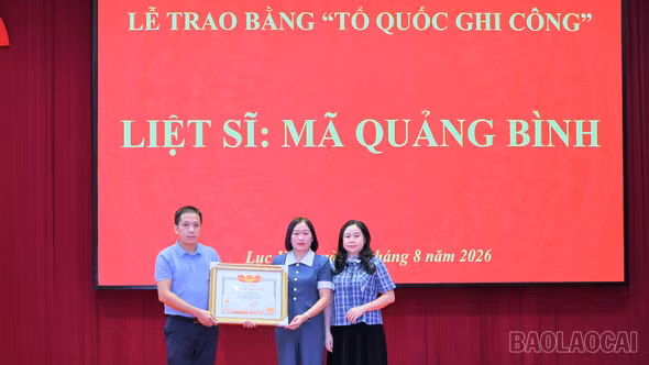 Lục Yên trao Bằng “Tổ quốc ghi công” cho thân nhân liệt sĩ Mã Quảng Bình