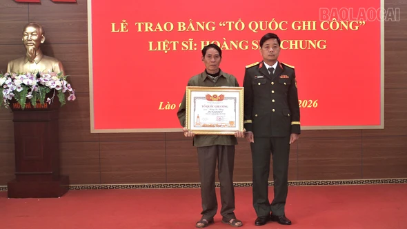 Trao tặng Bằng “Tổ quốc ghi công” cho liệt sĩ Hoàng Seo Chung