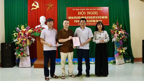 Hỗ trợ giải quyết thủ tục hành chính lưu động về đất đai tại thôn Minh Tân, xã Quy Mông
