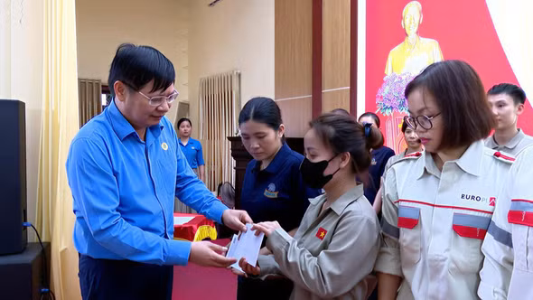 Đoàn Chủ tịch Tổng Liên đoàn Lao động Việt Nam thăm, tặng quà công nhân, người lao động tỉnh Lào Cai