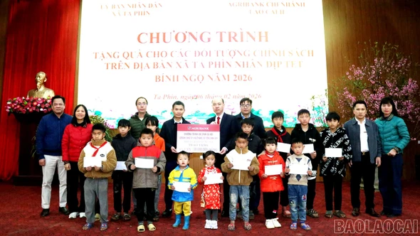 Agribank Lào Cai II trao hàng trăm suất quà Tết đến hộ nghèo, gia đình chính sách và học sinh