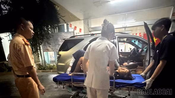 Cảnh sát giao thông Lào Cai kịp thời dẫn đường, đưa cháu bé gặp tai nạn đi cấp cứu