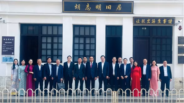 Đoàn đại biểu tỉnh Lào Cai khảo sát một số địa điểm và đến thăm Khu di tích lịch sử Chủ tịch Hồ Chí Minh tại thành phố Côn Minh, tỉnh Vân Nam (Trung Quốc)