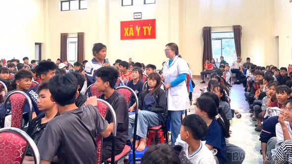 Gần 1.000 học sinh được tuyên truyền phòng, chống tảo hôn, đuối nước