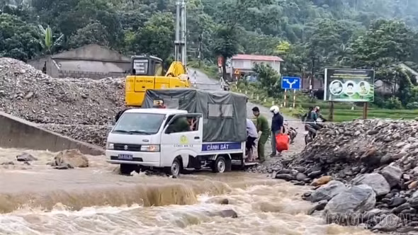 Công an xã Trịnh Tường dùng xe cảnh sát chuyên dụng giúp dân, đưa học sinh qua suối đến trường