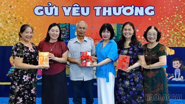 Gần 200 đầu sách của văn nghệ sĩ được trao tặng Thư viện Lào Cai