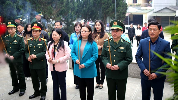 Đoàn công tác Bộ Tư lệnh Bộ đội Biên phòng và tỉnh Lào Cai dâng hương tưởng niệm các Anh hùng liệt sĩ tại Đồn Biên phòng Pha Long