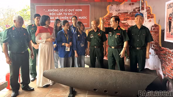 Giao lưu nhân chứng lịch sử, tiếp nhận hiện vật nhân kỷ niệm 51 năm thống nhất đất nước