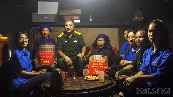 Tuổi trẻ Đoàn Kinh tế - Quốc phòng 345 gắn kết quân - dân tại Lao Chải