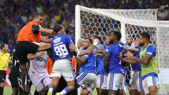 Trận đấu bạo lực, trọng tài rút 23 thẻ đỏ tại Brazil