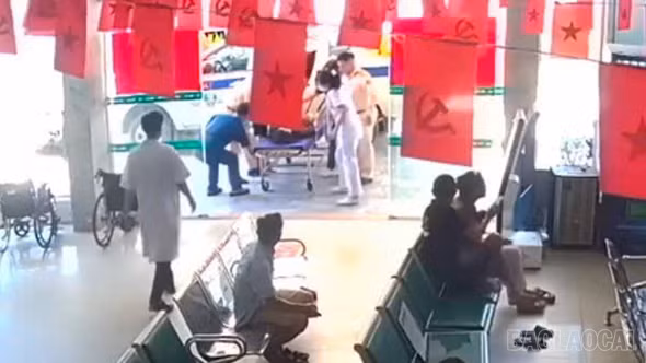 Cảnh sát giao thông Lào Cai kịp thời đưa người phụ nữ bất tỉnh đi cấp cứu