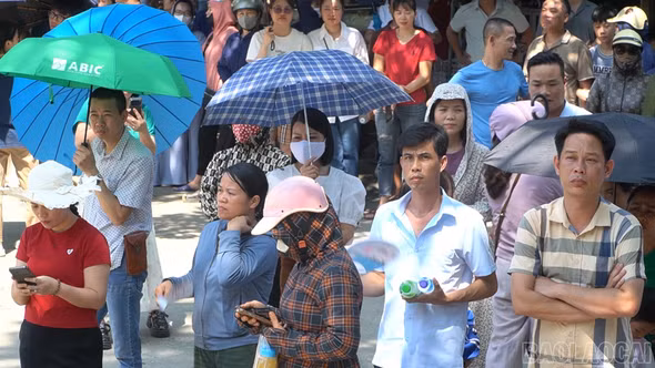 Lào Cai: Phụ huynh kiên nhẫn “đội nắng” chờ con thi vào lớp 10