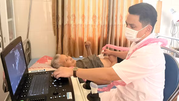 77 người khuyết tật tại xã Cốc San được khám sàng lọc, cấp phát thuốc miễn phí